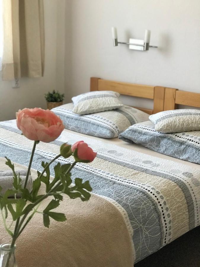 Pension Crhan Mikulov Exteriör bild