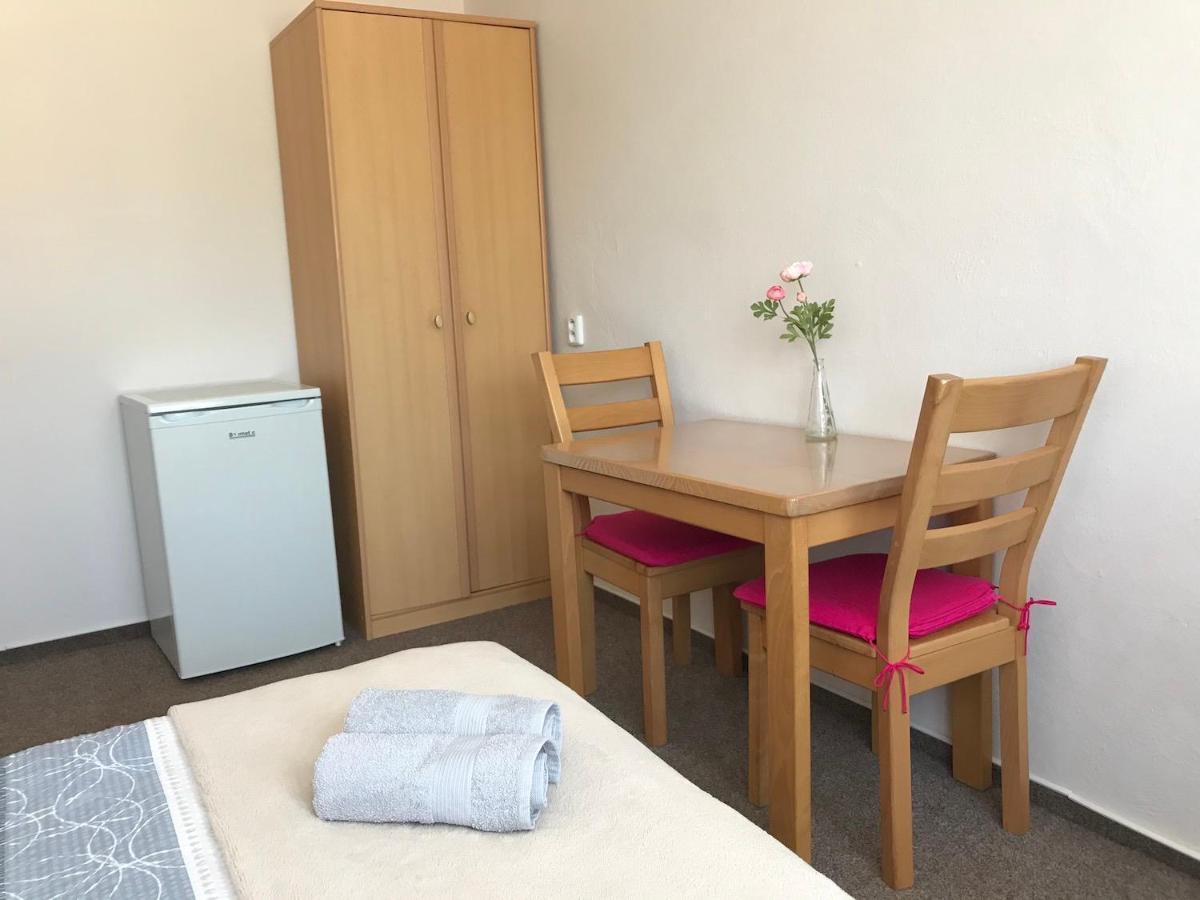 Pension Crhan Mikulov Exteriör bild