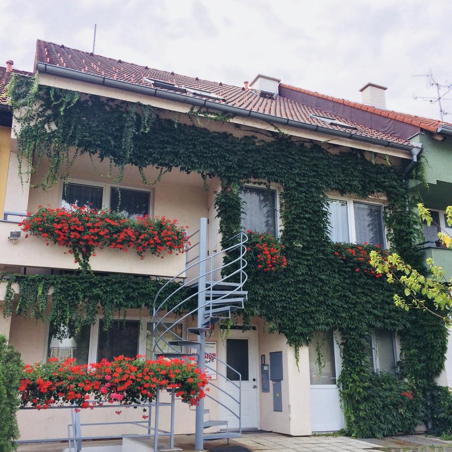 Pension Crhan Mikulov Exteriör bild