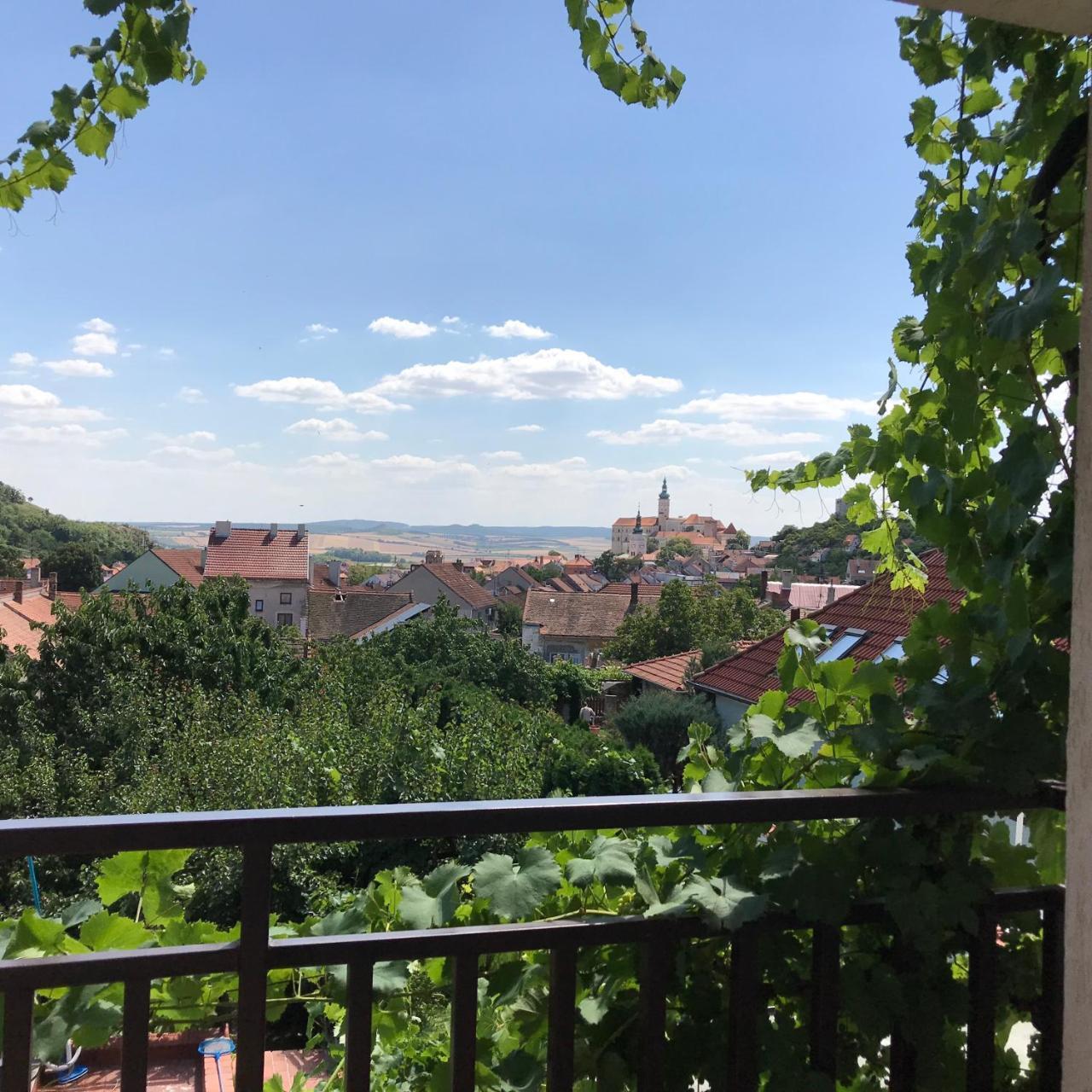 Pension Crhan Mikulov Exteriör bild